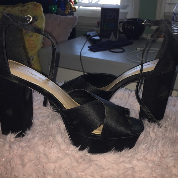 Black heels - Picture 2 of 2